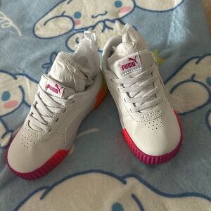 Leather Puma girls sneaker.